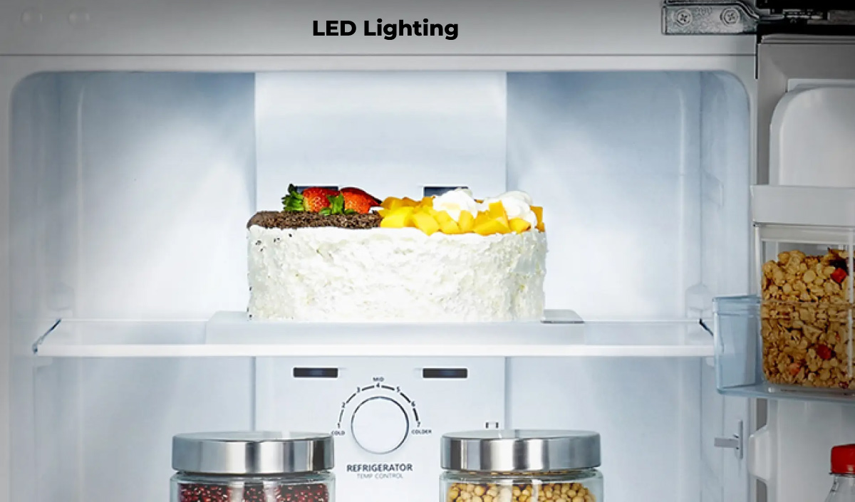 Hệ thống đèn LED giúp người dùng thuận tiện trong việc lấy/cất thực phẩm