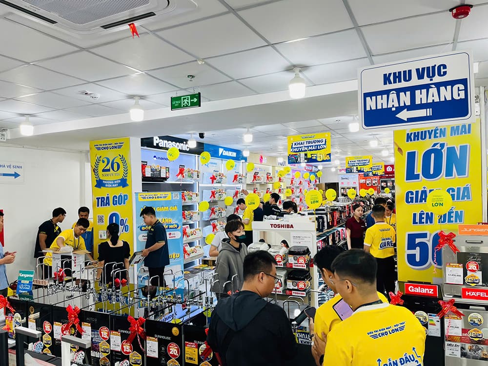 Người dân mua sắm tại Siêu Thị Điện Máy - Nội Thất Chợ Lớn Bình Hưng