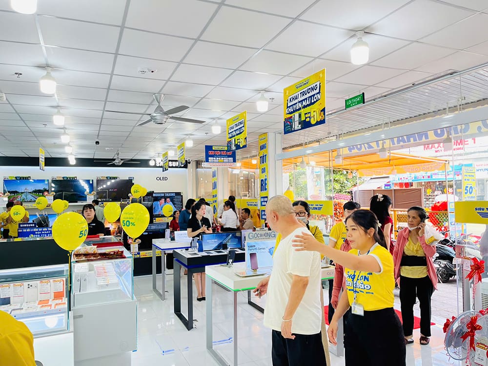 Nhân viên hướng dẫn khách hàng tận tình