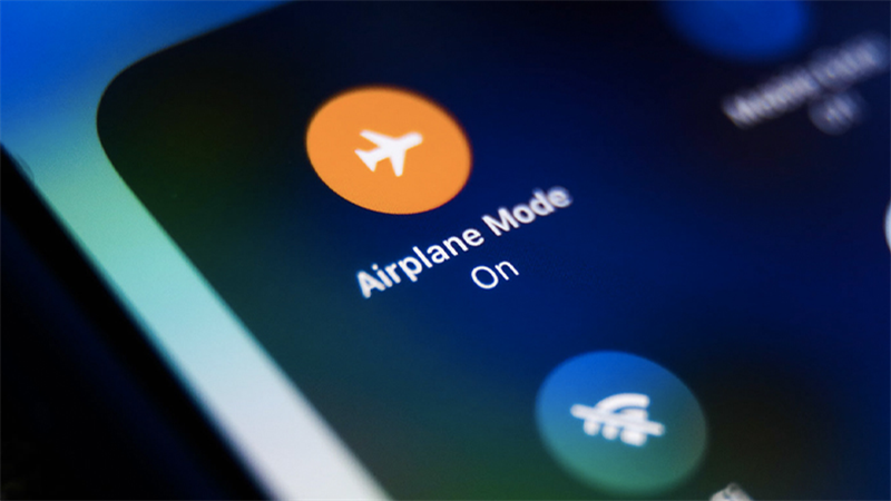 Chế độ máy bay sẽ vô hiệu hóa các kết nối không dây bên ngoài như WiFi, 3G/4G, Bluetooth… từ đó tăng tốc quá trình sạc pin.