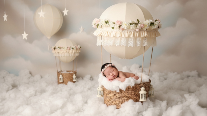 Prompt ảnh newborn cho bé concept du hành trên khinh khí cầu