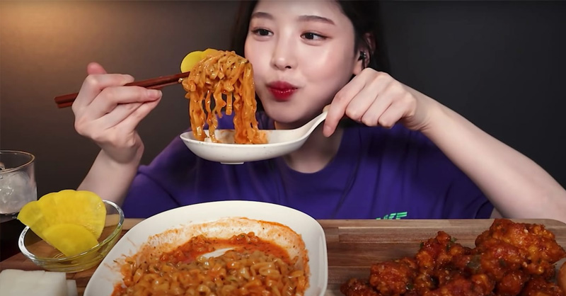 Mukbang có thể hiểu đơn giản là ăn uống trên sóng