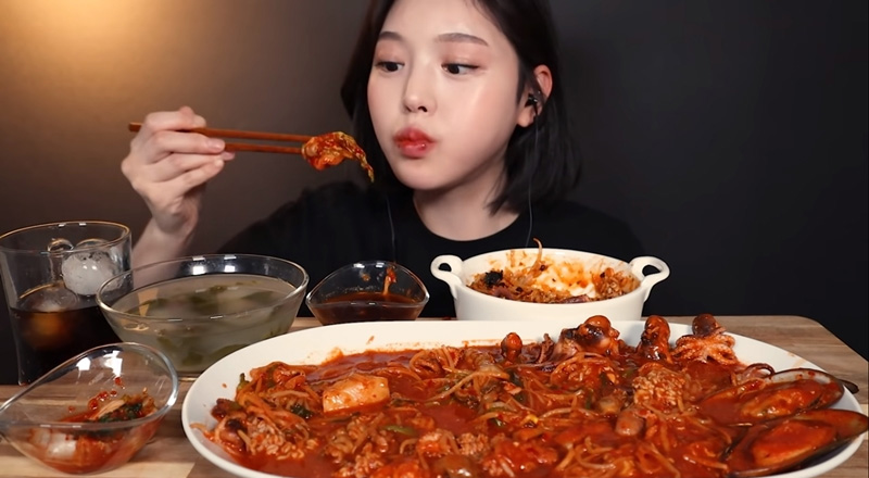 Storytime Mukbang gây ấn tượng với câu chuyện được kể trong lúc ăn