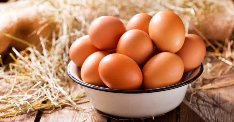 Chuẩn bị 5 đến 10 quả trứng gà hoặc trứng vịt