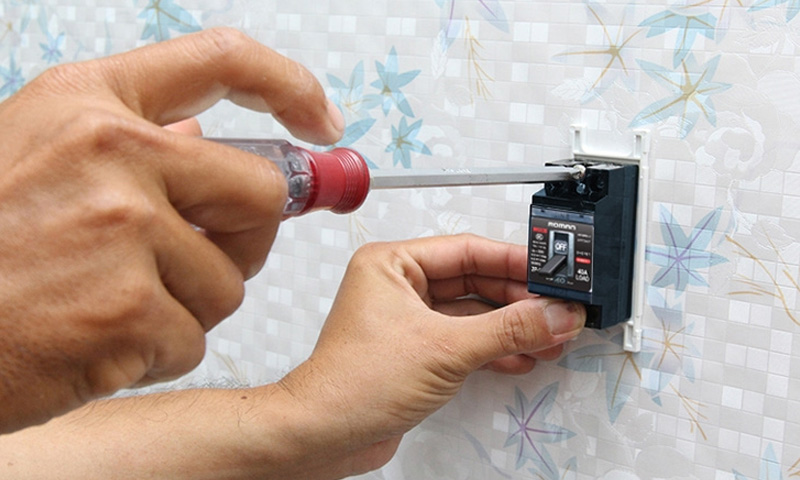 Khuyến cáo mạnh mẽ nên thuê thợ điện lắp đặt Aptomat chống giật