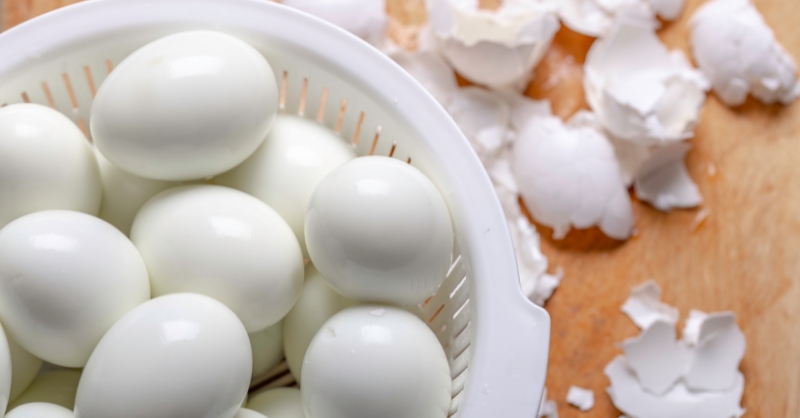 Cuối cùng là bóc vỏ trứng và thưởng thức