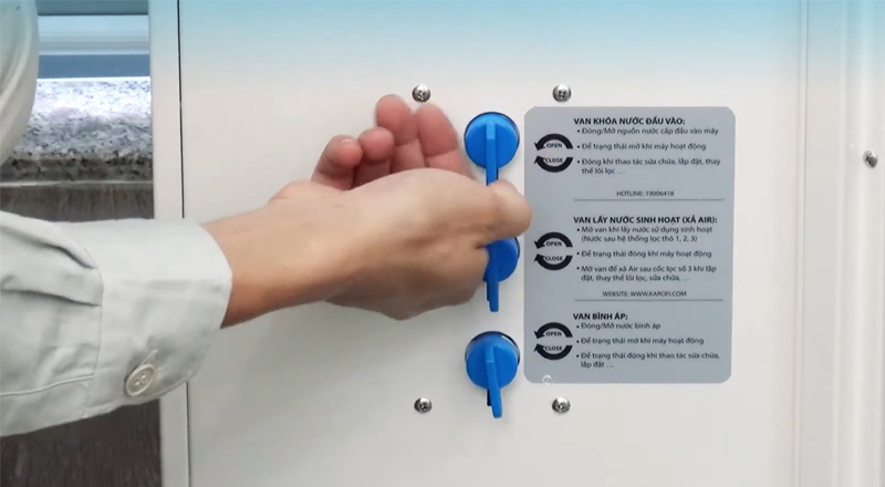 Khóa van nước cấp đầu vào và rút điện để đảm bảo an toàn 