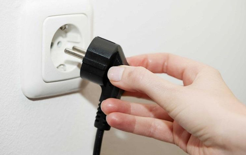 Máy ép trái cây không hoạt động do quên cắm điện 