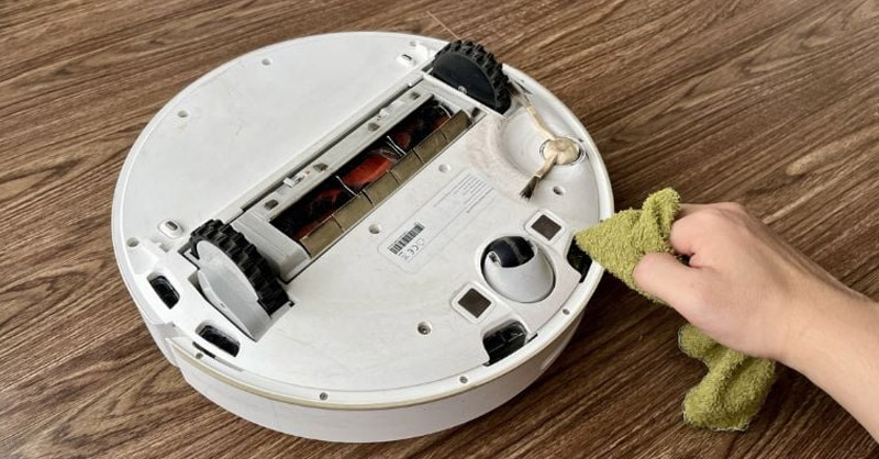 Tháo chổi cạnh ra khỏi robot, kiểm tra và vệ sinh 