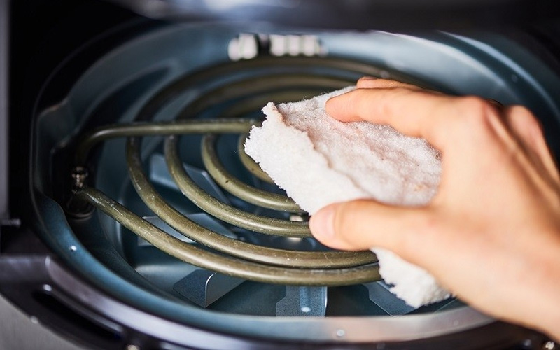 Vệ sinh nồi chiên không dầu định kỳ
