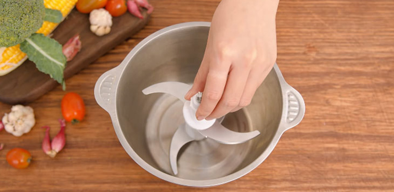 Lắp các bộ phận của máy xay thịt theo đúng thứ tự và kiểm tra lưỡi dao