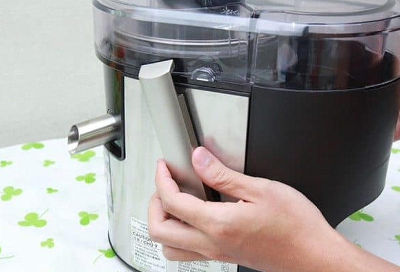 Máy ép trái cây gồm nhiều bộ phận riêng lẻ cần được lắp ráp đúng