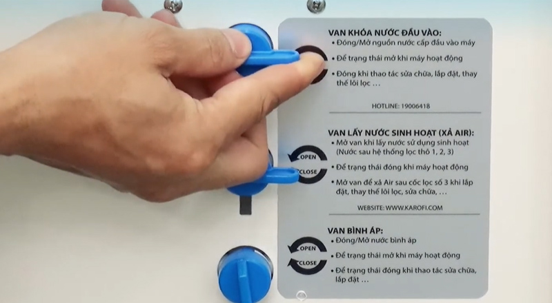 Mở van nước cấp đầu vào và van xả air, cắm điện