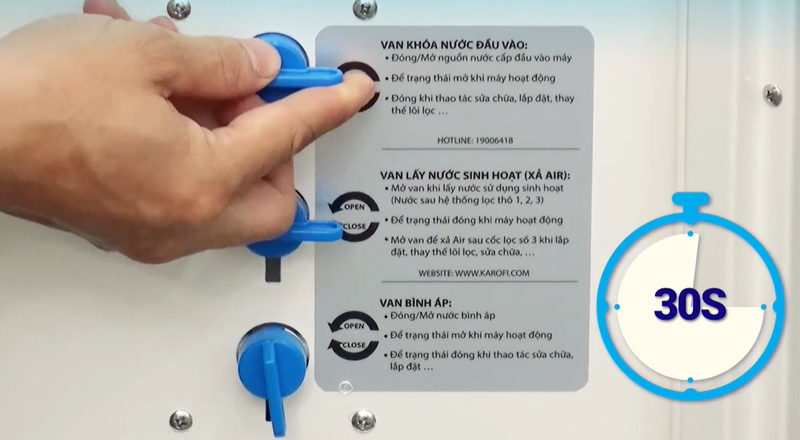 Cắm điện, tiếp tục mở van nước cấp đầu vào và van xả air