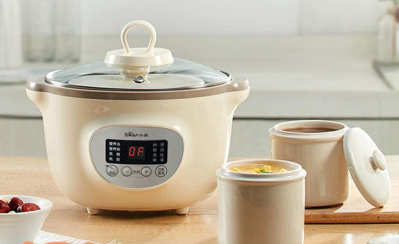 Kiểm tra và thêm nước để khắc phục lỗi E0 nồi nấu cháo chậm Bear 