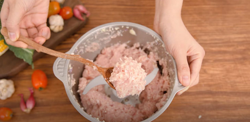 Tháo cối xay và lưỡi dao, lấy thức ăn ra bằng thìa hoặc dụng cụ phù hợp