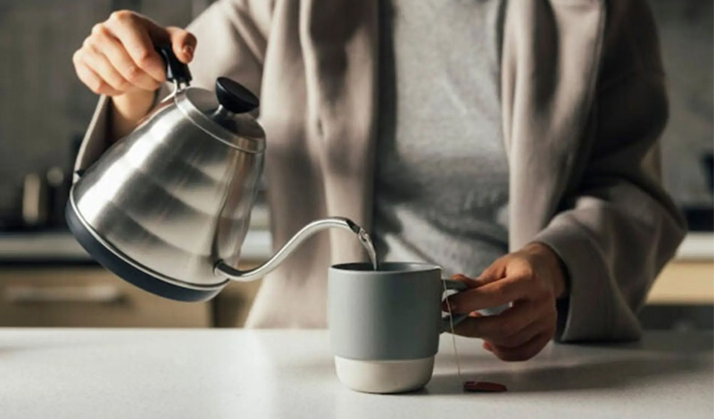 Đun nước và rót ra ly để sử dụng