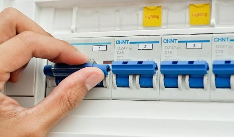 Tắt cầu dao tổng để tránh gây nguy hiểm