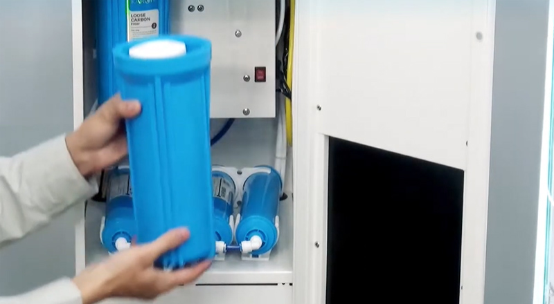 Vặn mở lại cốc số 3, đổ nước trong cốc, bóc vỏ nilon lõi mới