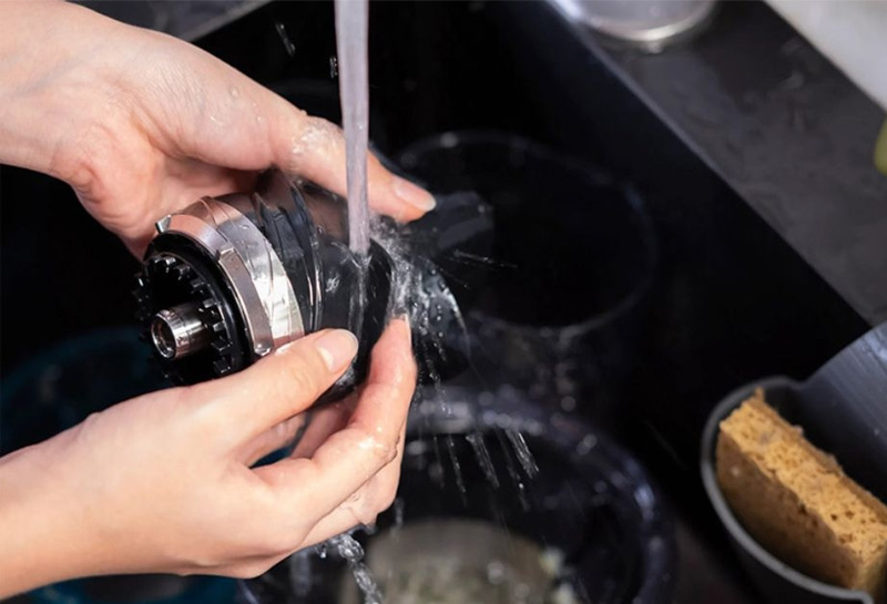 Vệ sinh máy ép trái cây ngay sau khi sử dụng