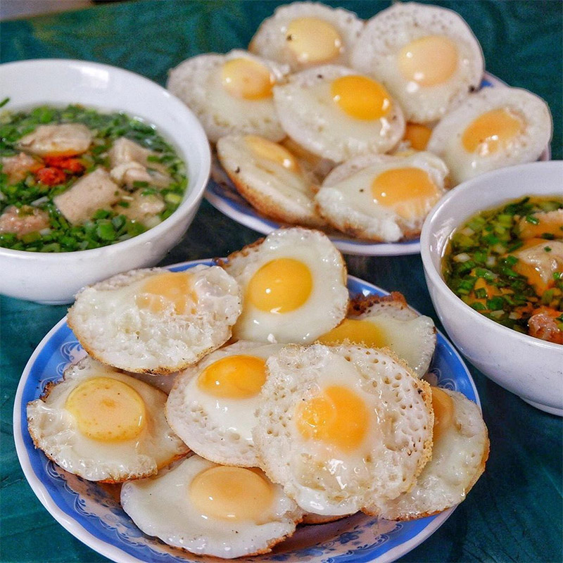Bánh căn trứng cút Đà Lạt