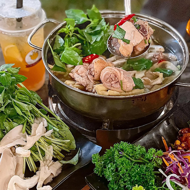Lẩu gà lá é Đà Lạt