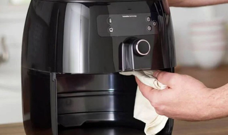 Vệ sinh bảng điều khiển cảm ứng và bề mặt nồi