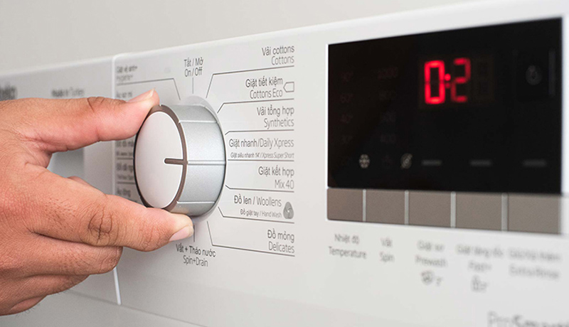 Xoay núm vặn để lựa chọn chương trình cho máy giặt Beko