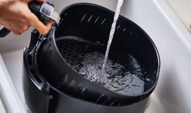 Vệ sinh nồi chiên không dầu cảm ứng đúng cách để tránh ám mùi