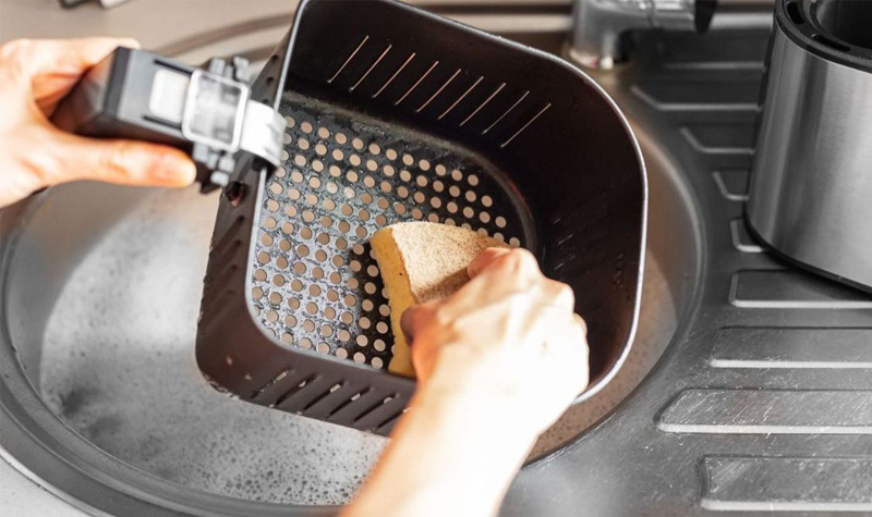 Làm sạch rổ chiên và khay chiên để loại bỏ bụi bẩn