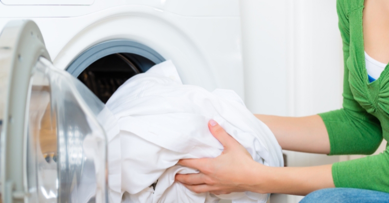 Để quần áo ẩm trong máy giặt quá lâu gây hư hỏng