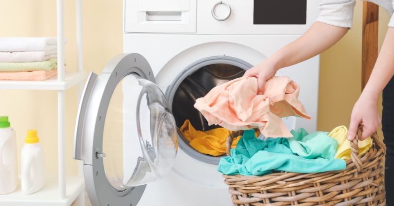 Giũ phẳng quần áo trước khi sấy để quần áo không bị nhăn