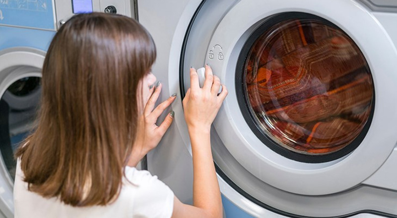 Đóng cửa máy giặt Aqua đúng cách, tránh bị hở 
