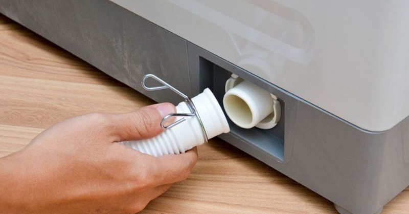 Kiểm tra đường ống và màng lọc trước khi reset máy giặt Samsung