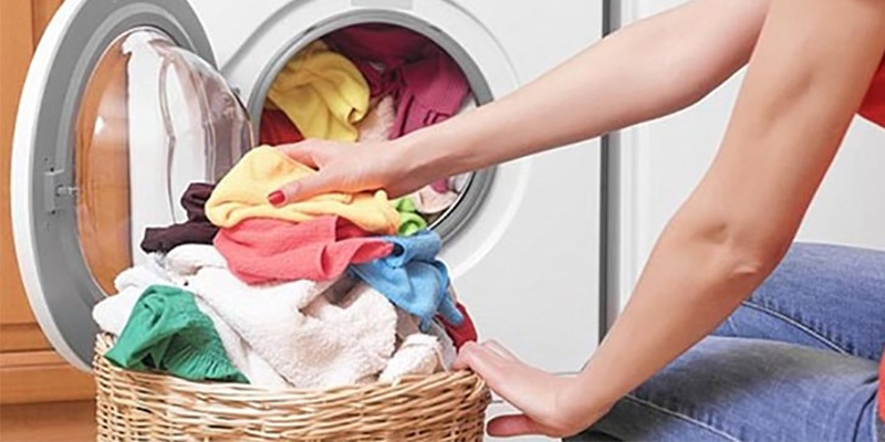 Kiểm tra lượng quần áo trong lồng giặt và điều chỉnh phù hợp 