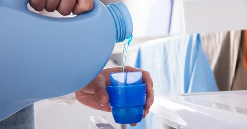 Không nên dùng quá nhiều nước giặt khi giặt quần áo 
