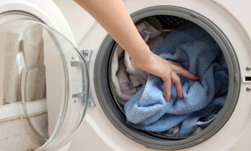 Máy giặt kêu to khi vắt do để quên đồ trong quần áo