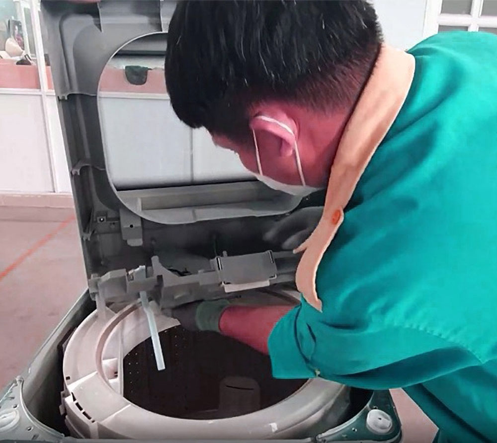 Tháo giá đỡ linh kiện bên trong máy giặt