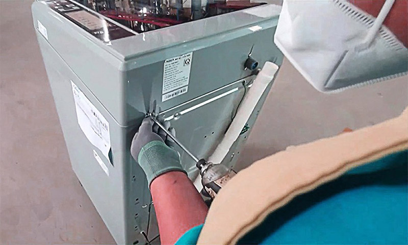 Tháo mặt nạ trên máy giặt