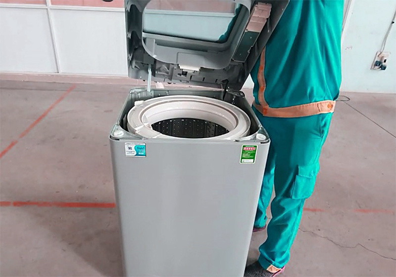 Tiến hành nhấc mặt nạ máy giặt lên một cách nhẹ nhàng