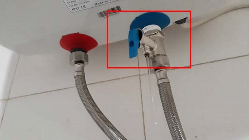 Lắp van 1 chiều máy nước nóng bên nào