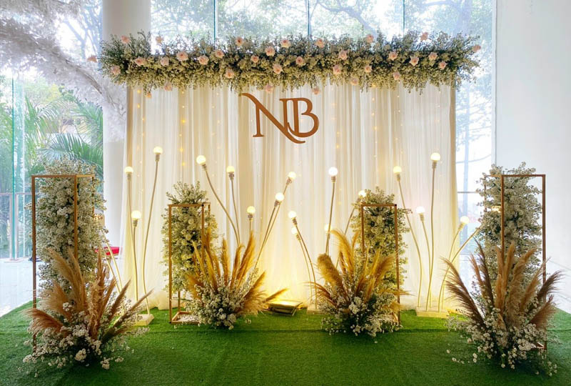 Backdrop đám cưới đơn giản cho cặp đôi