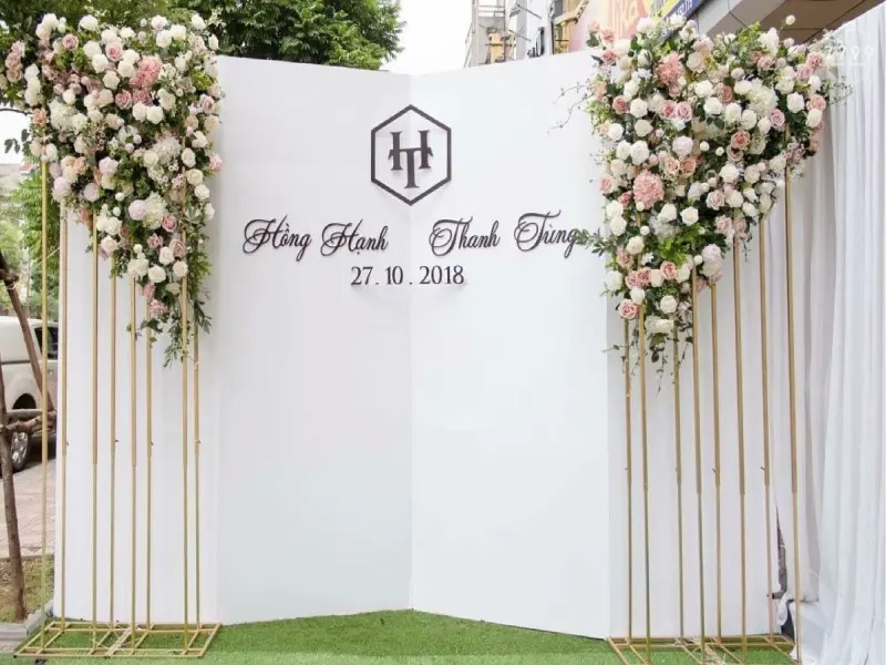 Backdrop đám cưới đơn giản và sang trọng 