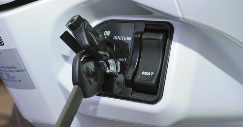 Cách mở cốp xe Vision sử dụng khóa cơ kết hợp nút vật lý