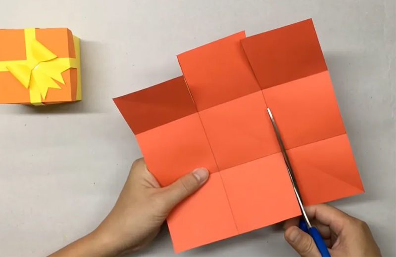 Dán các ô vuông bên cạnh bằng keo hai mặt