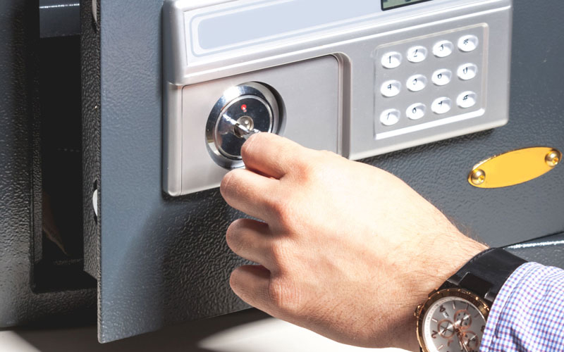 Sử dụng chìa khóa khẩn cấp (nếu có)