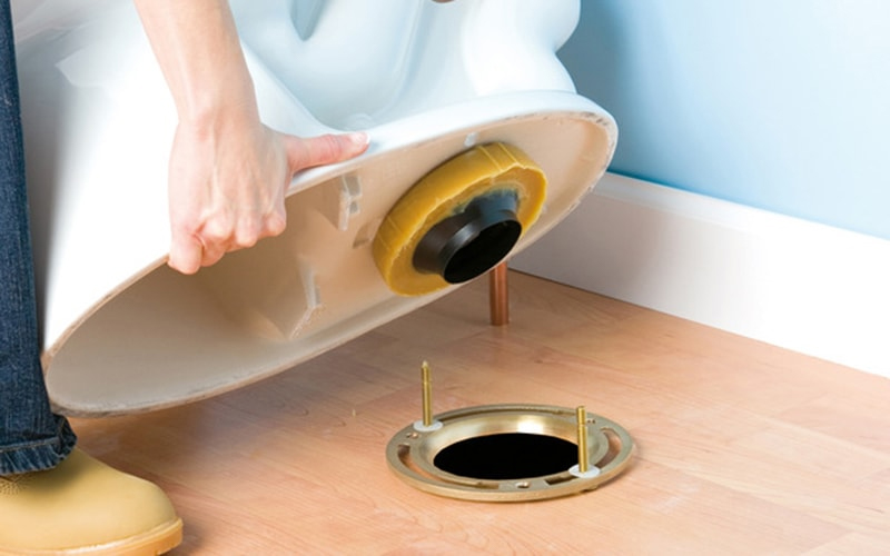 Đặt bồn cầu vào vị trí và cố định lại