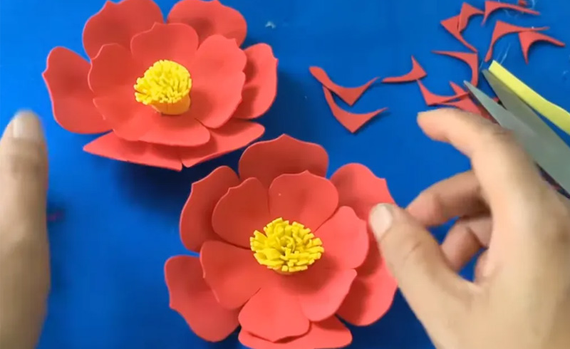 Dán nhụy hoa vào cánh hoa đã cắt bằng súng bắn keo