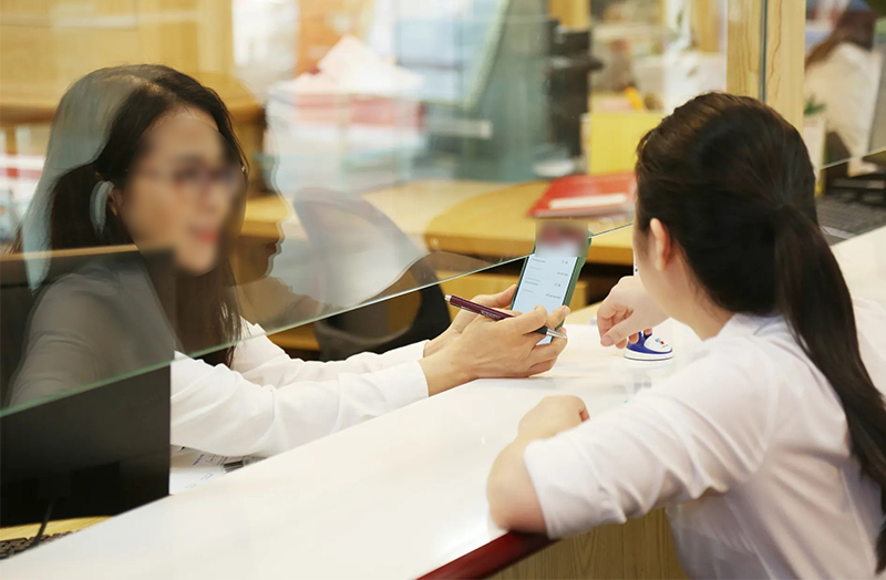 Đến trực tiếp chi nhánh/phòng giao dịch ngân hàng