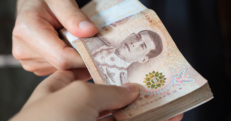 Mang theo CMND/CCCD hoặc hộ chiếu để đổi tiền tại ngân hàng